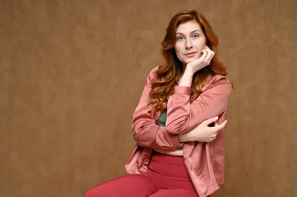 Retrato Una Joven Mujer Pelo Rojo Caucásica Sentada Soporte Sobre — Foto de Stock