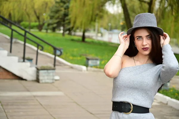 Foto Söt Ung Kaukasiska Brunett Flicka Hatt Grå Klänning Med — Stockfoto