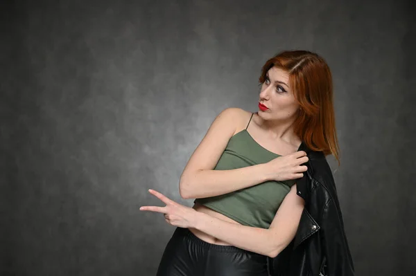 Hübsche Model Darstellerin Posiert Mit Unterschiedlichen Gefühlen Auf Grauem Hintergrund — Stockfoto