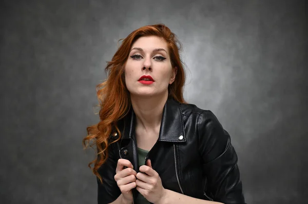 Φωτογραφία Στούντιο Μιας Νεαρής Καυκάσιας Γυναίκας Μακριά Κόκκινα Μαλλιά Μαύρο — Φωτογραφία Αρχείου
