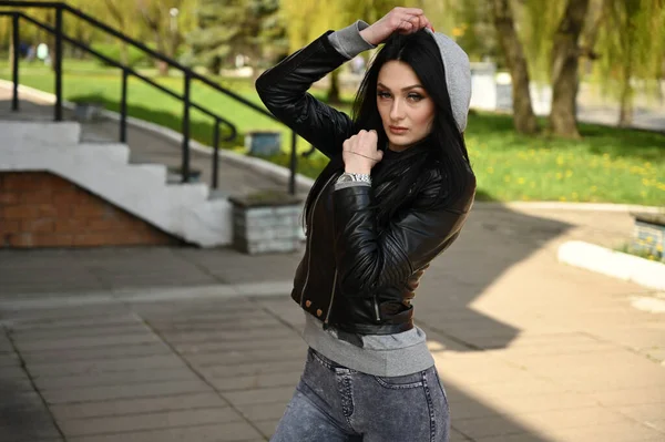 Close Portrait Spring Weather Outdoors Caucasian Brunette Girl Jeans Black — Stock Photo, Image