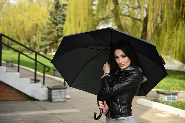 Springtime Outdoor Portret Van Kaukasische Modieuze Brunette Meisje Zwarte Jas — Stockfoto