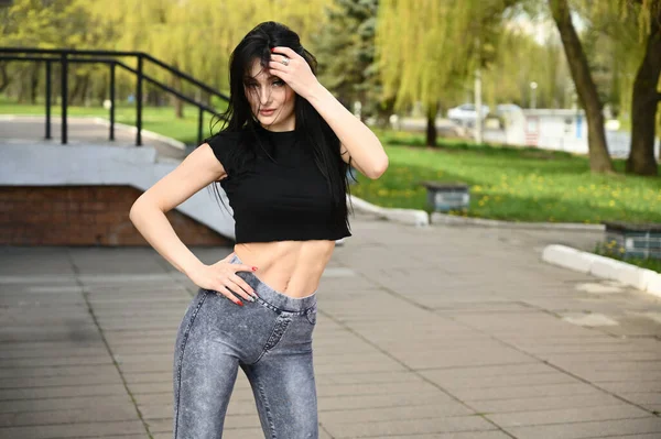 Modelo Está Contra Pano Fundo Parque Cidade Bom Tempo Retrato — Fotografia de Stock