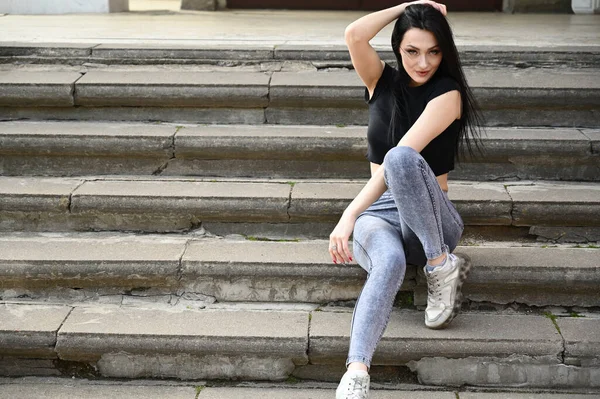 Celovečerní Fotka Jarního Počasí Venku Běloška Brunetka Štíhlou Postavou Džínách — Stock fotografie