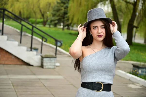 Foto Uma Jovem Menina Morena Branca Bonito Chapéu Vestido Cinza — Fotografia de Stock