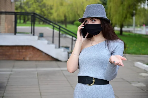 Fotografie Roztomilé Mladé Bělošské Brunetky Dívka Klobouku Mluví Telefonu Černé — Stock fotografie