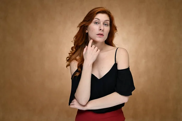 Model Aktris Farklı Duygular Gösterir Siyah Bluzlu Bej Arka Planda — Stok fotoğraf