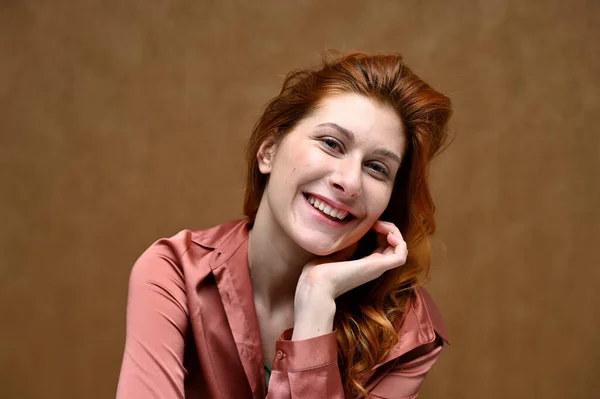 Foto Retrato Sobre Fondo Beige Una Joven Bonita Feliz Con —  Fotos de Stock