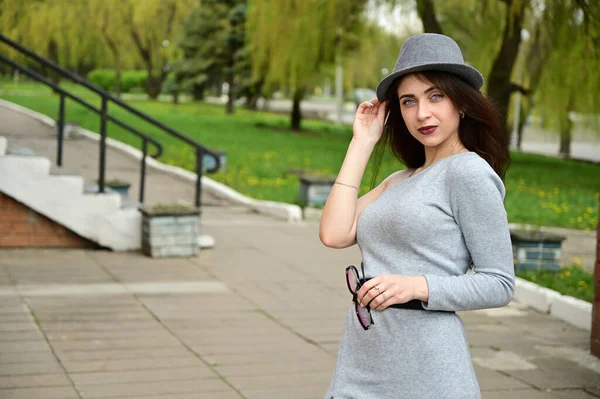 Foto Una Giovane Ragazza Bruna Caucasica Carina Con Cappello Vestito — Foto Stock