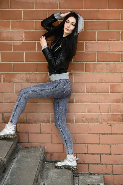 Modelo Posando Sobre Telón Fondo Una Pared Del Edificio Retrato —  Fotos de Stock