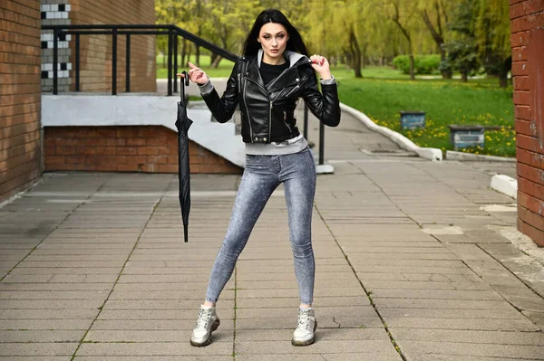 Een Model Poseert Tegen Een Stadspark Met Een Paraplu Haar — Stockfoto