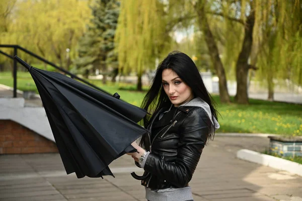 Ein Model Posiert Mit Einem Schwarzen Regenschirm Der Hand Vor — Stockfoto