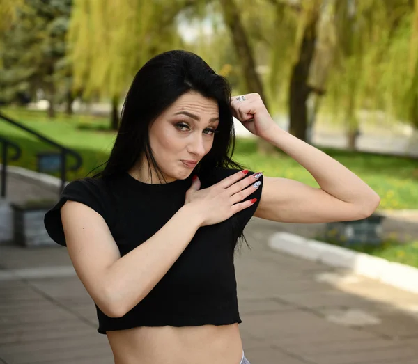 Fitness Model Poseren Tegen Achtergrond Van Een Stadspark Bij Mooi — Stockfoto