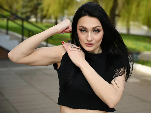 Fotografie Jarním Počasí Venku Brunetka Dívka Štíhlou Postavu Ukazuje Biceps — Stock fotografie