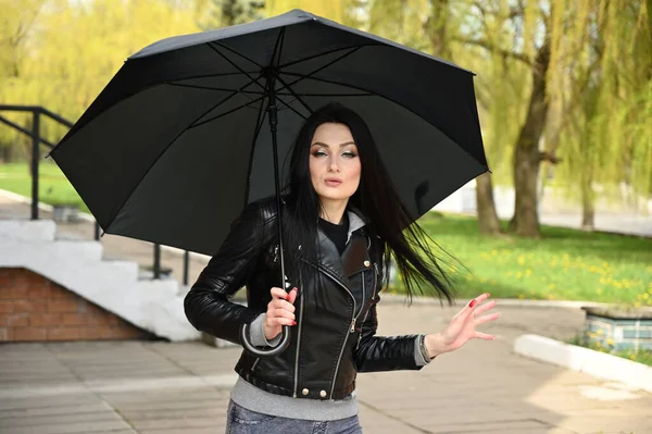 Modelo Posa Contra Parque Cidade Com Guarda Chuva Preto Nas — Fotografia de Stock