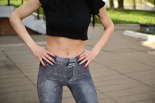 Foto Bei Frühlingswetter Freien Ein Mädchen Jeans Mit Schmaler Figur — Stockfoto