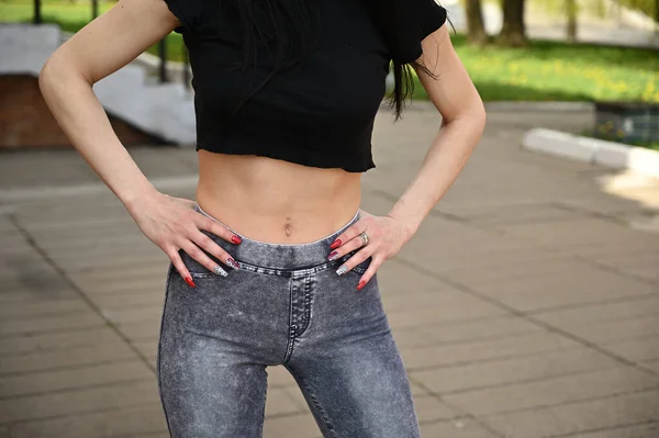 Foto Primavera Tiempo Aire Libre Una Chica Jeans Con Una — Foto de Stock