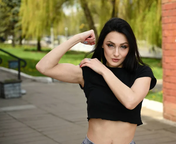 Modelo Fitness Posando Sobre Telón Fondo Parque Ciudad Buen Tiempo — Foto de Stock