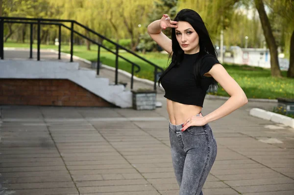 Fitness Model Staat Tegen Achtergrond Van Een Stadspark Bij Mooi — Stockfoto