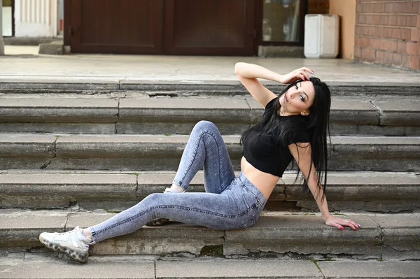 Pełne Zdjęcie Wiosnę Biała Brunetka Dżinsach Czarnym Shircie Modny Model — Zdjęcie stockowe