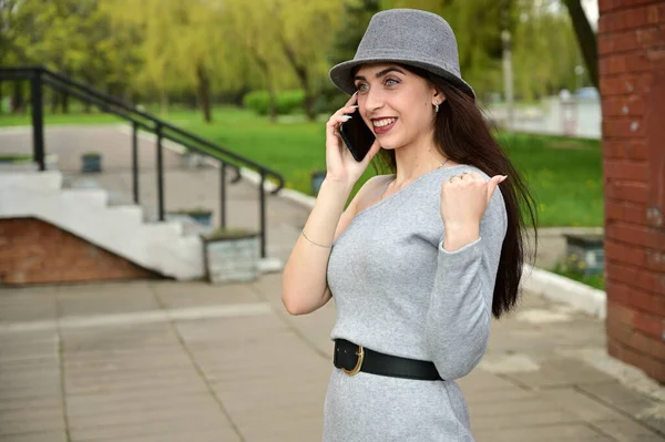 Modelo Posando Parque Cidade Primavera Livre Foto Uma Jovem Menina — Fotografia de Stock