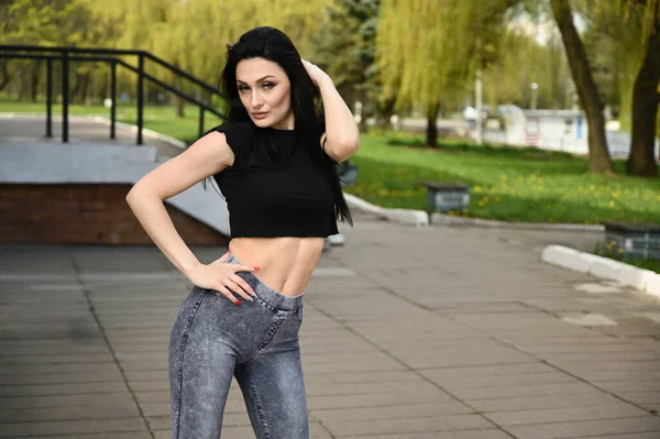 Modelo Está Contra Pano Fundo Parque Cidade Bom Tempo Retrato — Fotografia de Stock