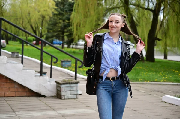 Modell Poserar Stående Vår Park Utomhus Staden Foto Ung Söt — Stockfoto