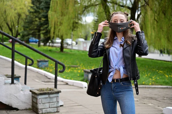 Model Pózující Jarním Parku Venku Městě Fotografie Mladé Hezké Dívky — Stock fotografie