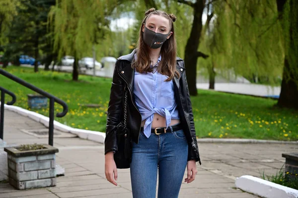 Model Posing Standing Spring Park Outdoors City Photo Young Pretty — Stock Photo, Image