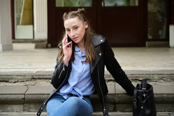 Model Posing Sitting Talking Phone Spring Park Outdoors City Photo — Stock Photo, Image