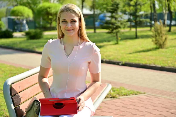 Photo Cute Caucasian Girl Using Tablet Outdoor Conference Blonde Model — Stock Photo, Image