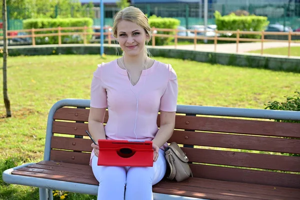 Photo Cute Caucasian Girl Talking Tablet Outdoors Pretty Blonde Model — Stock Photo, Image