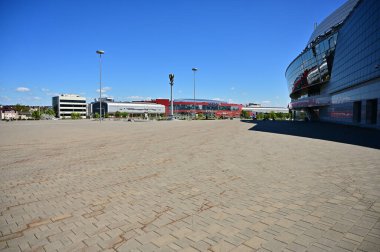 Fotoğraf modern kentsel ıssız yol ilkbahar güneşli havalarda