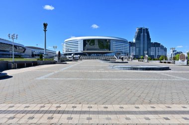 Baharın güneşli havasında modern bir şehir meydanının fotoğrafı.