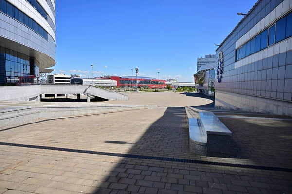 Foto Moderna Strada Deserta Urbana Vuota Primavera Tempo Soleggiato — Foto Stock