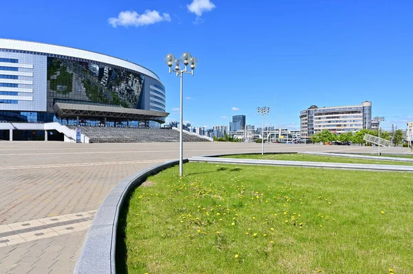 Foto Moderna Strada Deserta Urbana Vuota Primavera Tempo Soleggiato — Foto Stock