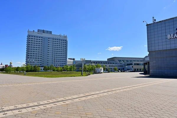 Foto Una Moderna Piazza Deserta Urbana Vuota Primavera Tempo Soleggiato — Foto Stock