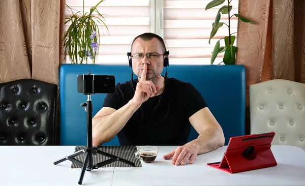 Retrato Homem Adulto Fones Ouvido Óculos Conversando Enquanto Realiza Uma — Fotografia de Stock