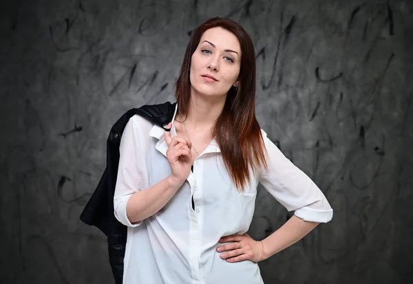 Una Modelo Bonita Está Pie Sobre Fondo Gris Una Camisa — Foto de Stock