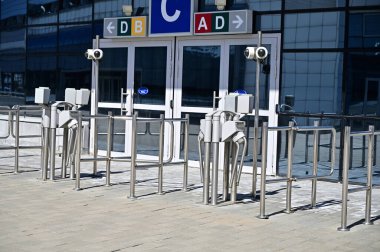 Minsk, Belarus - 15 Mayıs 2020 - Çağdaş bir şehirdeki turnikelerin fotoğrafı ilkbahar güneşli havalarda ıssız bir caddede