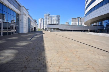 Minsk, Belarus - 15 Mayıs 2020 - Fotoğraf: Modern kentsel ıssız sokak ilkbahar güneşli havalarda