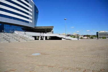 Fotoğraf modern kentsel ıssız yol ilkbahar güneşli havalarda