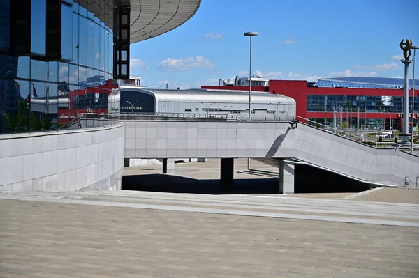 Minsk, Belarus - 15 Mayıs 2020 - Fotoğraf: Modern şehir ıssız yol ilkbahar güneşli havalarda