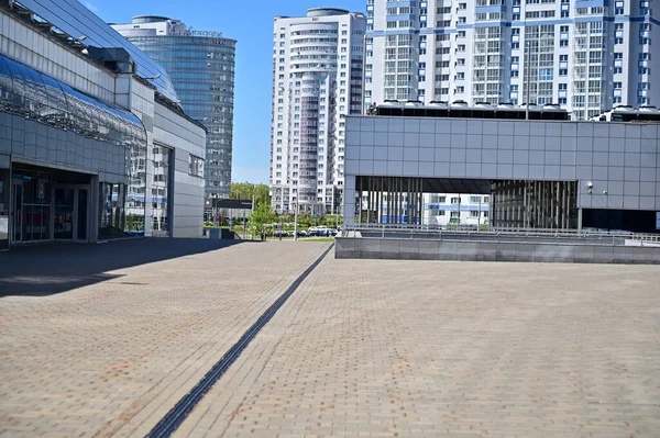 Minsk, Belarus - 15 Mayıs 2020 - Fotoğraf: Modern şehir ıssız yol ilkbahar güneşli havalarda