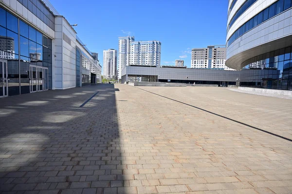 Minsk, Belarus - 15 Mayıs 2020 - Fotoğraf: Modern kentsel ıssız sokak ilkbahar güneşli havalarda