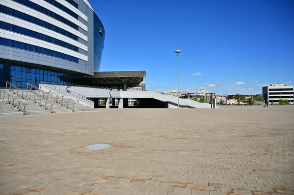 Fotoğraf modern kentsel ıssız yol ilkbahar güneşli havalarda