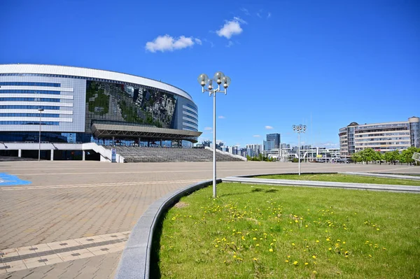 Fotoğraf modern şehir ıssız bir sokak ilkbahar güneşli havalarda.