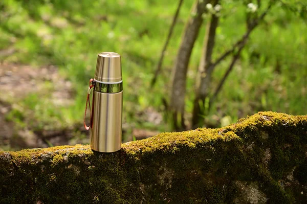Yazın açık havada, ormanda bir termosun fotoğrafı. Turist tatili kavramı.