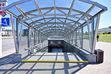 Minsk, Belarus - 15 Mayıs 2020 - Yeraltı yaya geçidinin girişinin fotoğrafı