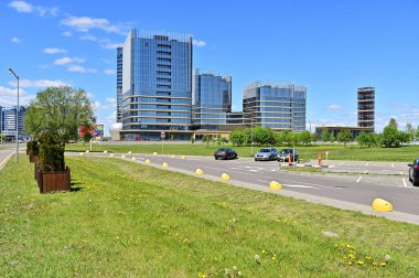 Minsk, Belarus - 15 Mayıs 2020 - Şehir merkezindeki boş sokaklardaki modern binaların fotoğrafı.